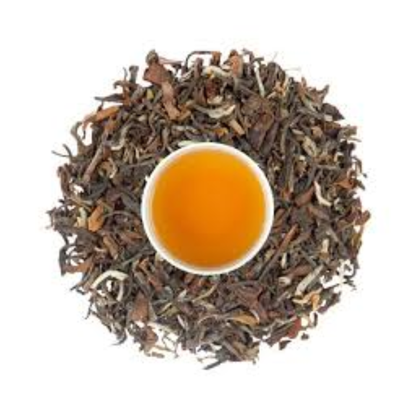 Oolong tea leaves arranged around freshly brewed amber infusion.